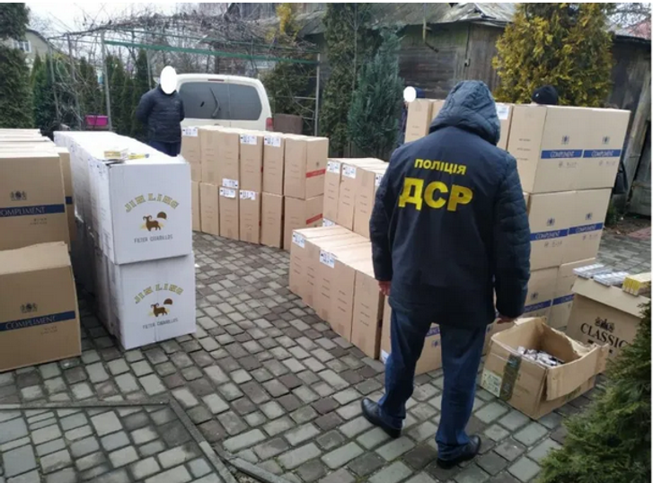 Підроблена продукція “Львівської табачної фабрики” (сигарети “Jim Ling” і “Compliment”), вилучена на одному зі складів на підконтрольній території, який правоохоронці вважають «хамадеївським» Підроблена продукція “Львівської табачної фабрики” (сигарети “Jim Ling” і “Compliment”), вилучена на одному зі складів на підконтрольній території, який правоохоронці вважають «хамадеївським»