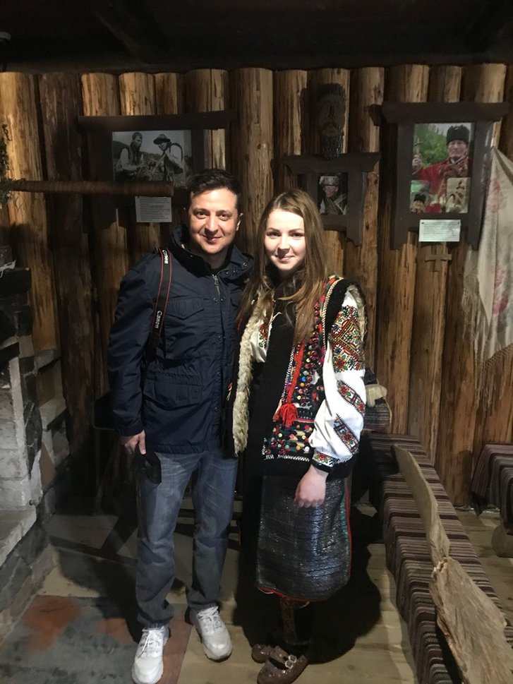 Подружжя Зеленських проводить великодні вихідні у Карпатах Подружжя Зеленських проводить великодні вихідні у Карпатах