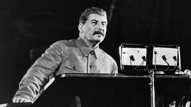 2 квітня 1944-го року Державний комітет оборони, на чолі зі Сталіним, ухвалив постанову про виселення кримських татар до Узбекистану. 2 квітня 1944-го року Державний комітет оборони, на чолі зі Сталіним, ухвалив постанову про виселення кримських татар до Узбекистану.