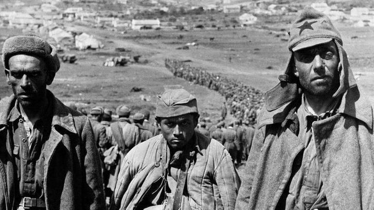 Гітлерівські війська захопили майже увесь Крим восени 1941 року, у полон потрапили десятки тисяч радянських солдатів. До 1944 року півострів контролювали нацисти. Гітлерівські війська захопили майже увесь Крим восени 1941 року, у полон потрапили десятки тисяч радянських солдатів. До 1944 року півострів контролювали нацисти.