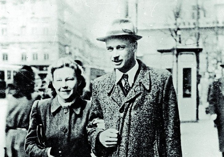 Олег Ольжич з дружиною на еміґрації (1930-ті роки) Олег Ольжич з дружиною на еміґрації (1930-ті роки)
