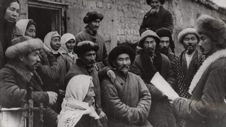 Родина памірських кирґизів в афґанському селі Андемін (початок ХХ століття)