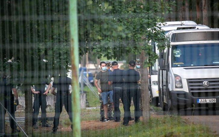 Литовські прикордонники затримують нелеґалів на межі з Білоруссю Литовські прикордонники затримують нелеґалів на межі з Білоруссю