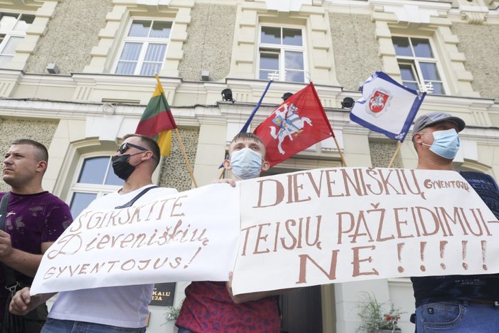 Литовці вийшли на вулиці, протестують проти розселення імміґрантів_3