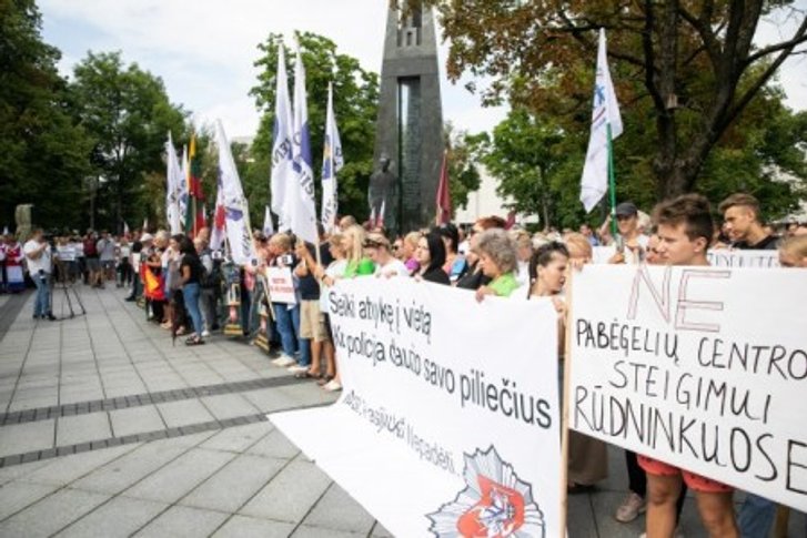 Литовці вийшли на вулиці, протестують проти розселення імміґрантів_1