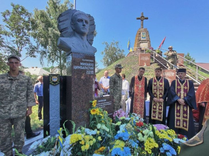 На Тернопільщині відкрили перший пам’ятник герою російсько-української війни_1