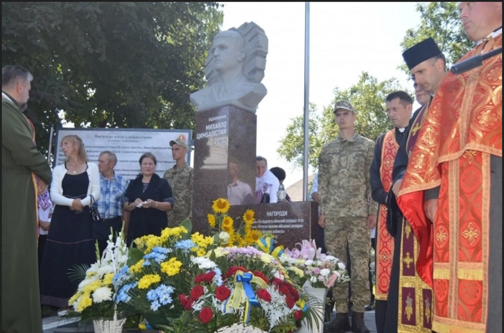 На Тернопільщині відкрили перший пам’ятник герою російсько-української війни_2