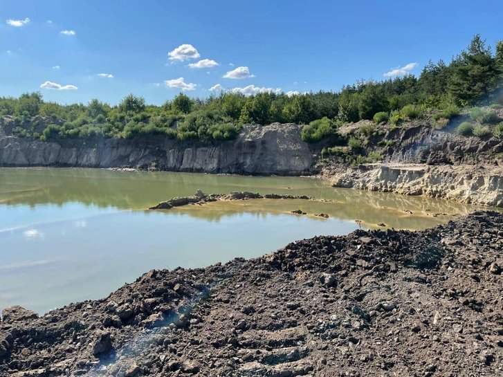 Котлован на місці незаконного видобутку в селі Верхоли Котлован на місці незаконного видобутку в селі Верхоли