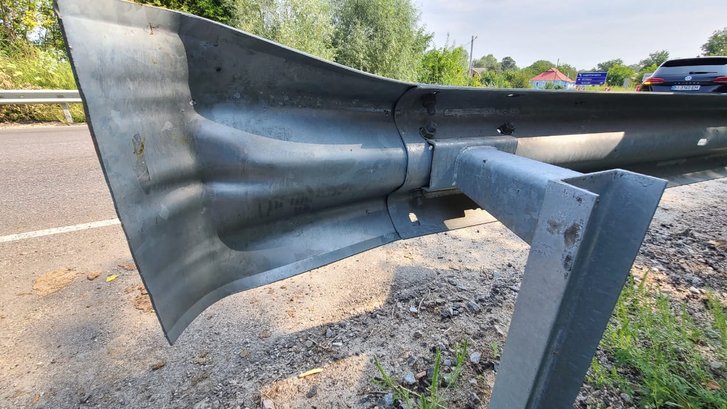 Огородження бар'єрноОгородження бар'єрного типу обабіч траси М-03го типу Огородження бар'єрноОгородження бар'єрного типу обабіч траси М-03го типу