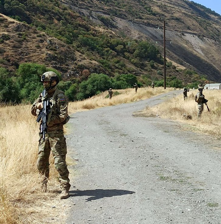 Азербайджанські та турецькі вояки на кордоні з Вірменією (Лачинський коридор, 7.09.2021) Азербайджанські та турецькі вояки на кордоні з Вірменією (Лачинський коридор, 7.09.2021)