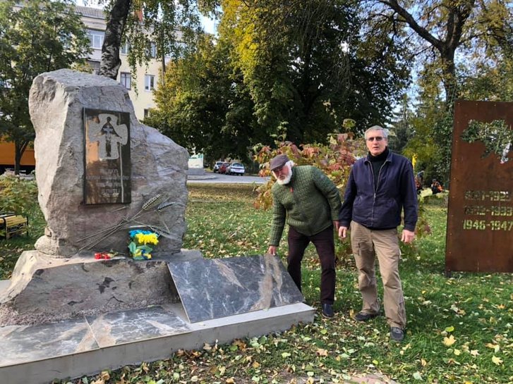 У Полтаві громадські діячі впорядковують меморіал жертвам Голодомору-геноциду_1
