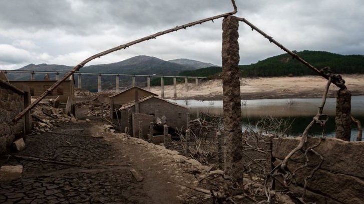 В Іспанії з-під води вийшло село, яке затопили 30 років тому_4