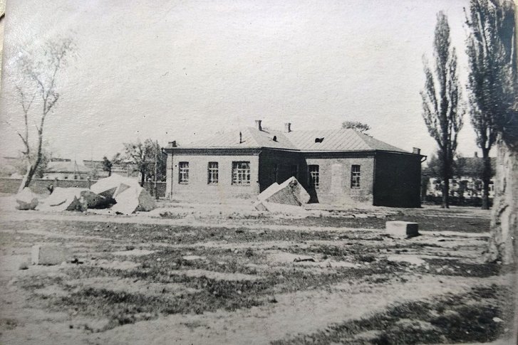 Руїни Покровської церкви і школа у 1935 році Руїни Покровської церкви і школа у 1935 році