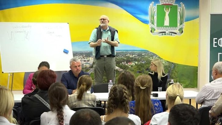 Україні потрібні активні люди на рівні громади, а не