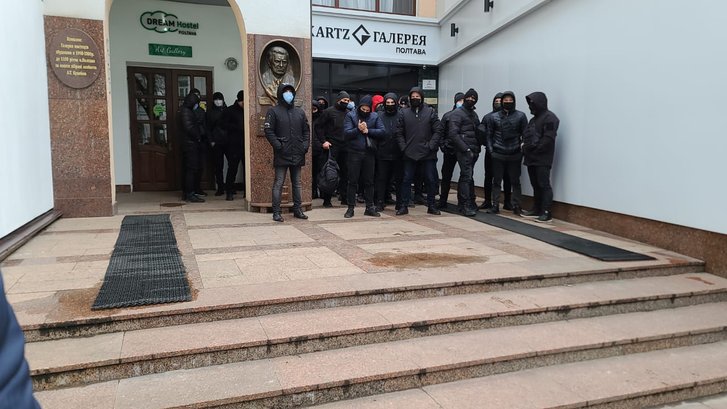 Тітушки Киви на вході до Reikartz Галерея Полтава Тітушки Киви на вході до Reikartz Галерея Полтава