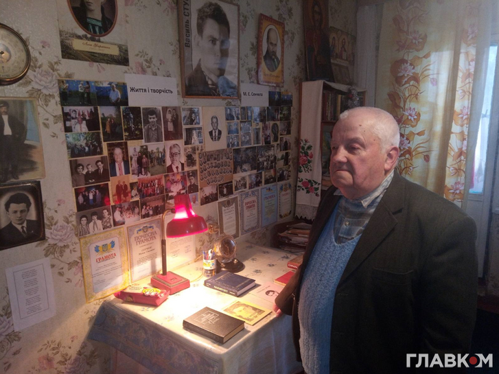 Квартира Миколи Єлисейовича дихає творчістю: спогади про Стуса тут на кожному кроці, у книгах, фото, вирізках з газет