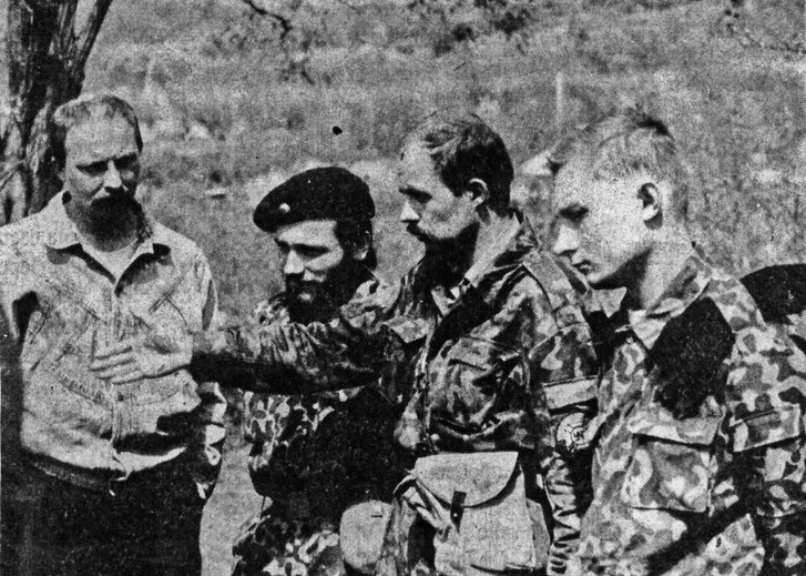 Автор спогадів (другий праворуч) в Придністров'ї з іншими УНСОвцями. Літо 1992 рік.