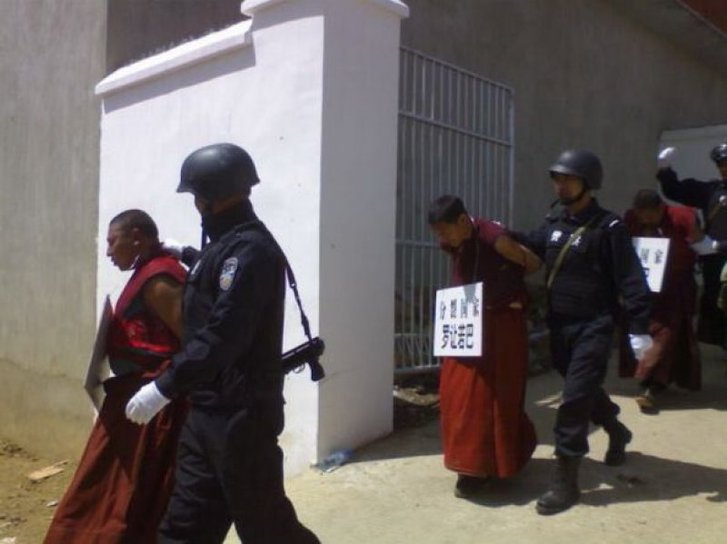 Китайські окупанти ув'язнили тибетських буддистів (Драк-ґо, грудень 2021)