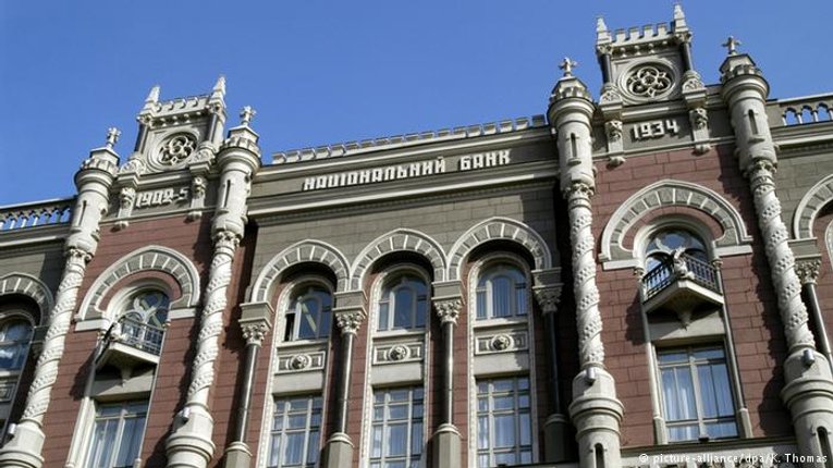 НБУ хоче пом’якшити валютні обмеження після реструктуризації боргу