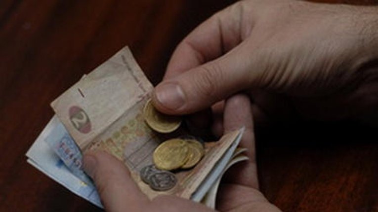 Українська економіка падає, люди поки що виживають