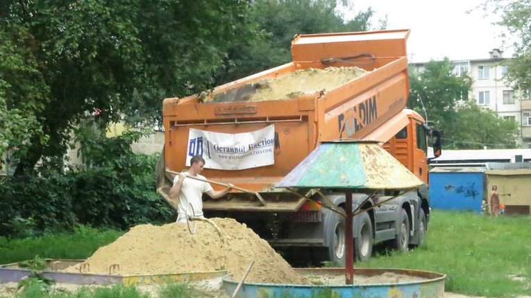Активісти «Останнього Бастіону» розвезли пісок у двори мікрорайону Половки