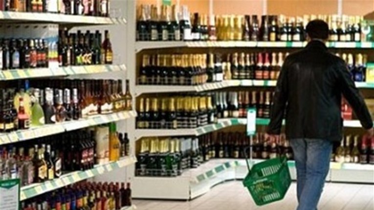 Штрафом відкараскались дільці, які тонами продавали фарбований спирт під виглядом коньяку