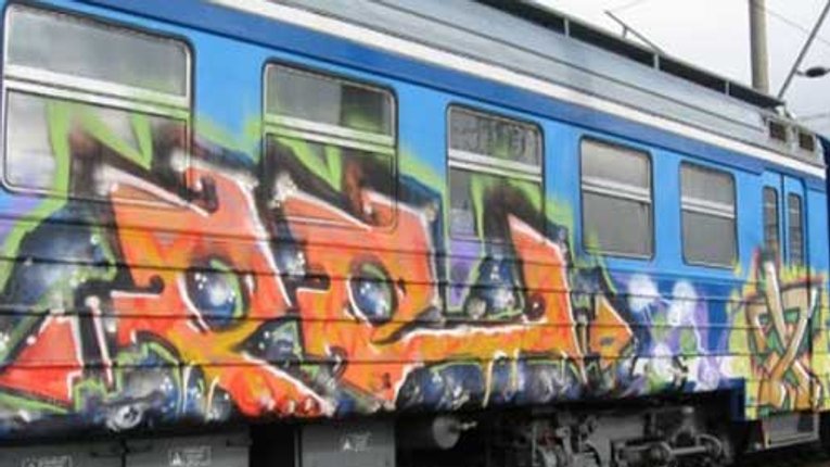Транспортна прокуратура вимагає любителів графіті відчепитися від вагонів