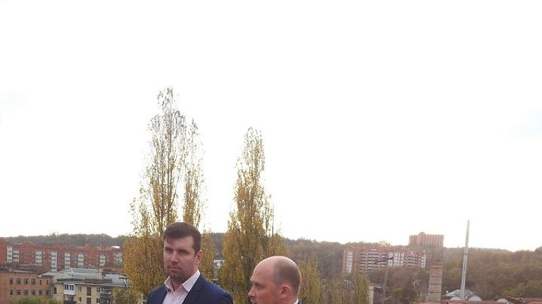 Карлсон повернувся: зліз з даху і… почав трощити двері