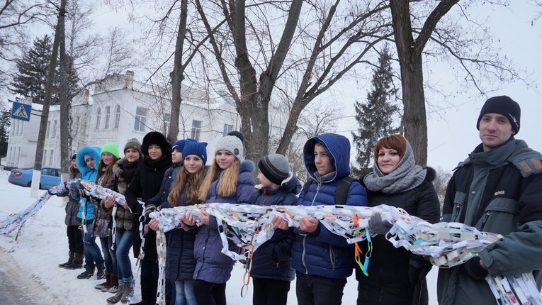 14 км паперової гірлянди розгорнули до Дня Соборності в Хоролі