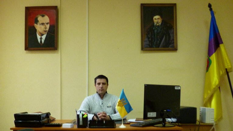 Як мер Карлівки за охороною ховається