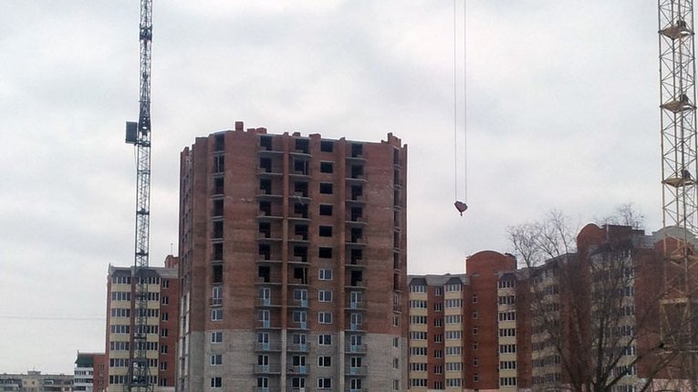  Депутати міськради погодили будівництво 10-поверхівки на місці парковки на Леваді