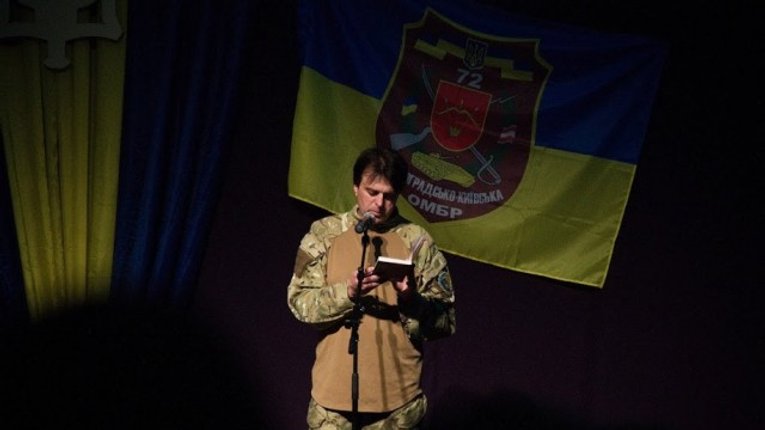 Черкаський волонтер презентував полтавцям книгу про привидів президента та 100 днів полону