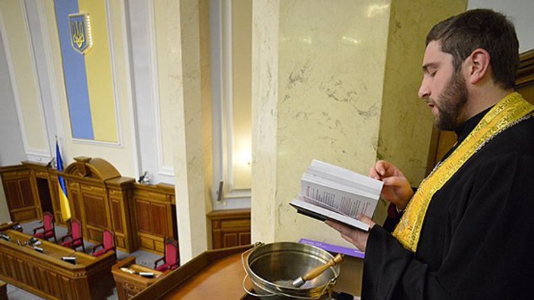 Нардепів хочуть змусити читати «Отче наш» на кожному засіданні ВР