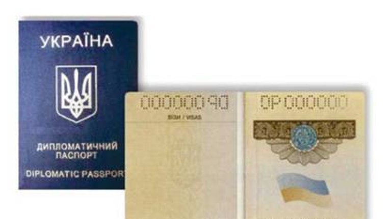 Омеляна випустили за кордон