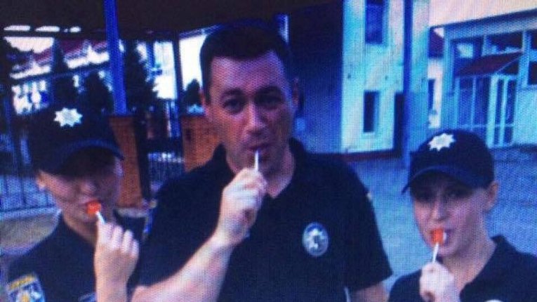 Блогер привітав нову поліцію: «Замість неідеальної міліції – пересувний цирк на колесах»
