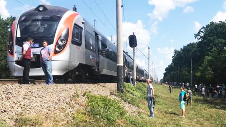 Потяг «Київ-Харків» зламався посеред поля у Чутівському районі