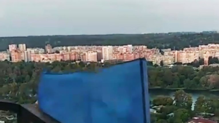 Привітання з Днем прапора на висоті майже 100 метрів