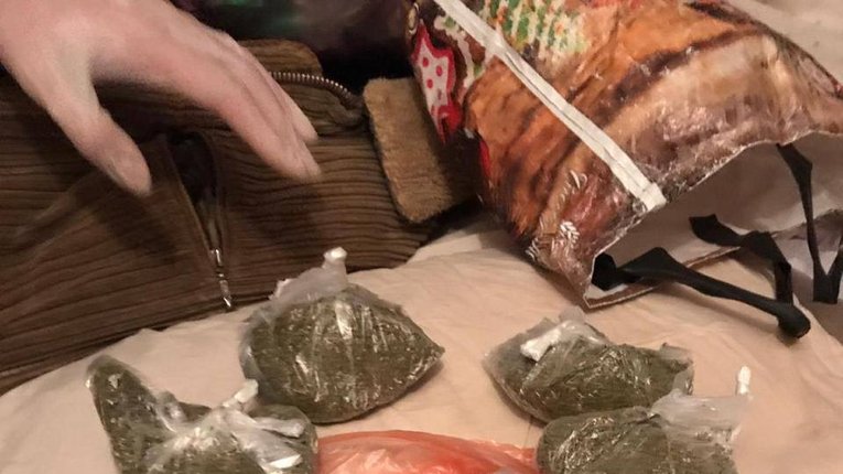 У Чернівцях начальник патрульної поліції налагодив масштабний продаж наркотиків та алкогольного фальсифікату
