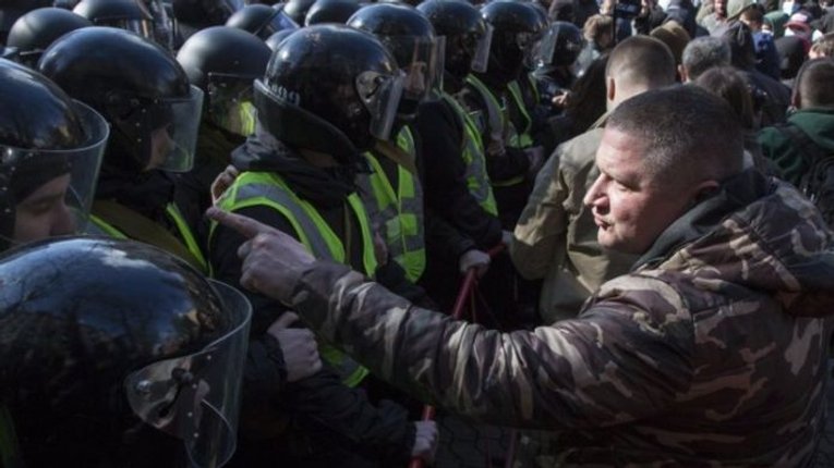 «Ми воювали не за це»: У соцмережах закликають виходити під Офіс президента (оновлюється)
