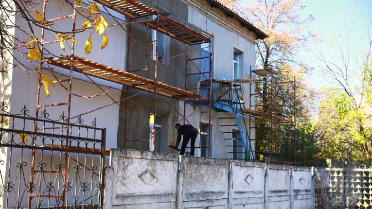 У Кременчуці утеплюють фасад дитячо-юнацької спортивної школи