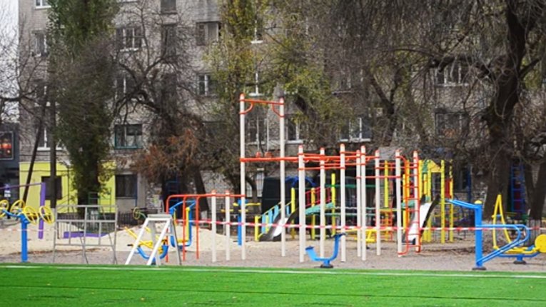 У Кременчуці облаштовують новий спортмайданчик