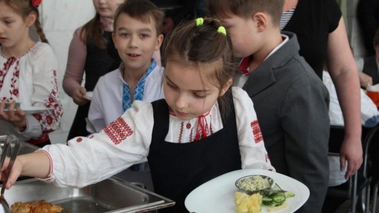 Полтавська міська влада розгляне проєкт безкоштовного харчування дітей у школах
