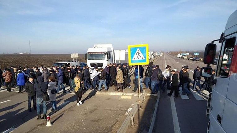 Аграрії знову перекрили дороги, протестуючи проти продажу землі