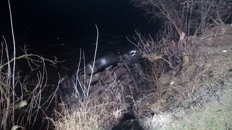 Під Дніпром позашляховик злетів в ставок: загинуло четверо людей, серед них - дитина