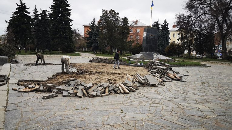 Площу Небесної Сотні в Полтаві вкриють старою плиткою