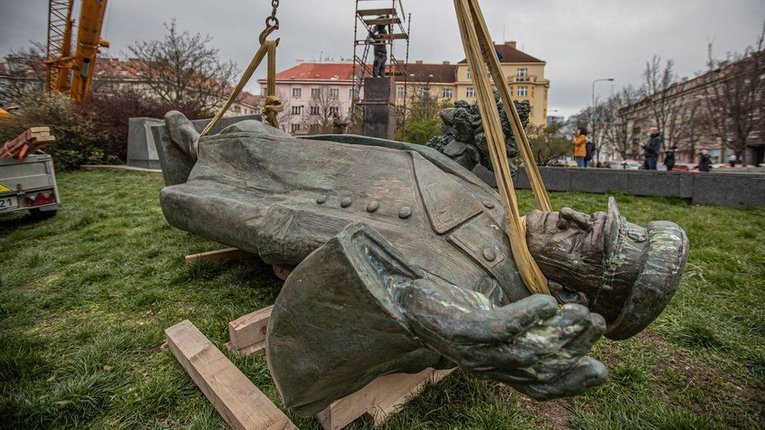 Замах може бути пов'язаний зі знесенням пам'ятника радянському маршалу