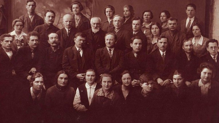 Викладачі та студенти (початок 1930-х рр.). У центрі сидить директор інституту Карл Жагар