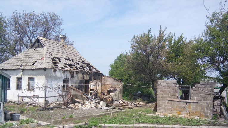 Внаслідок обстрілу бойовиками Красногорівки були пошкоджені три житлових будинки