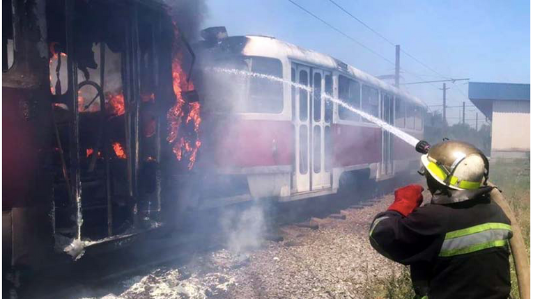 Транспорт 21 століття: у Кривому Розі під час руху загорівся трамвай