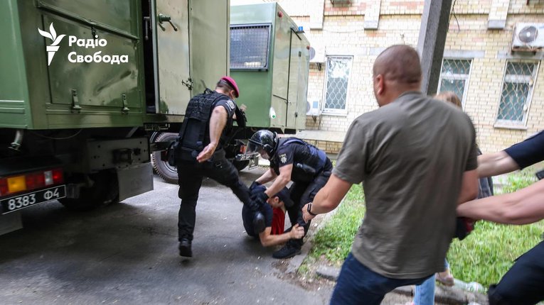 Суд над Стерненком: побиття і затримання активістів «оновленим Беркутом»